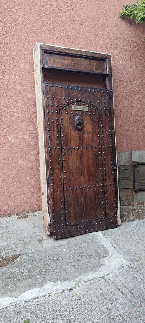 Porte ancienne bois massif cloutée teinte et vernie. Lunel (34)