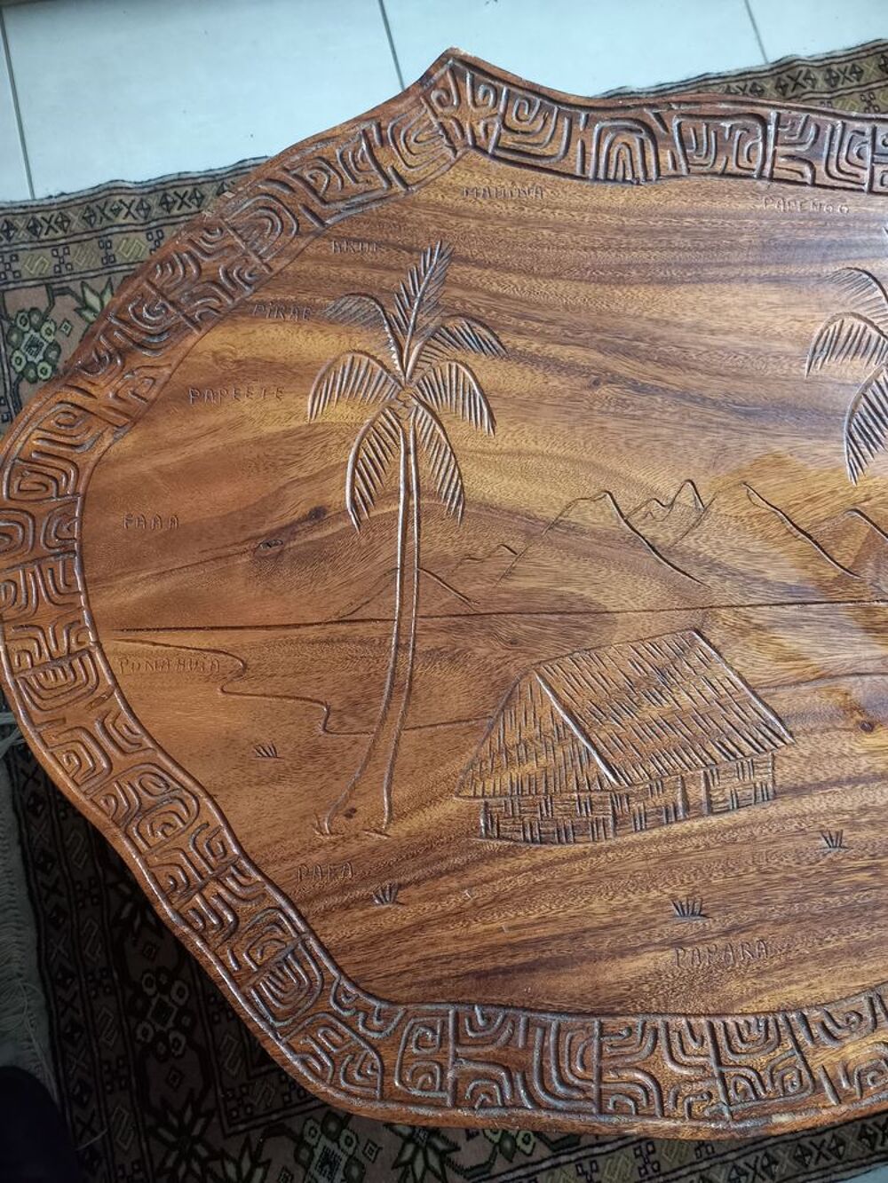 Table basse &agrave; la forme de Tahiti, grav&eacute;e Meubles