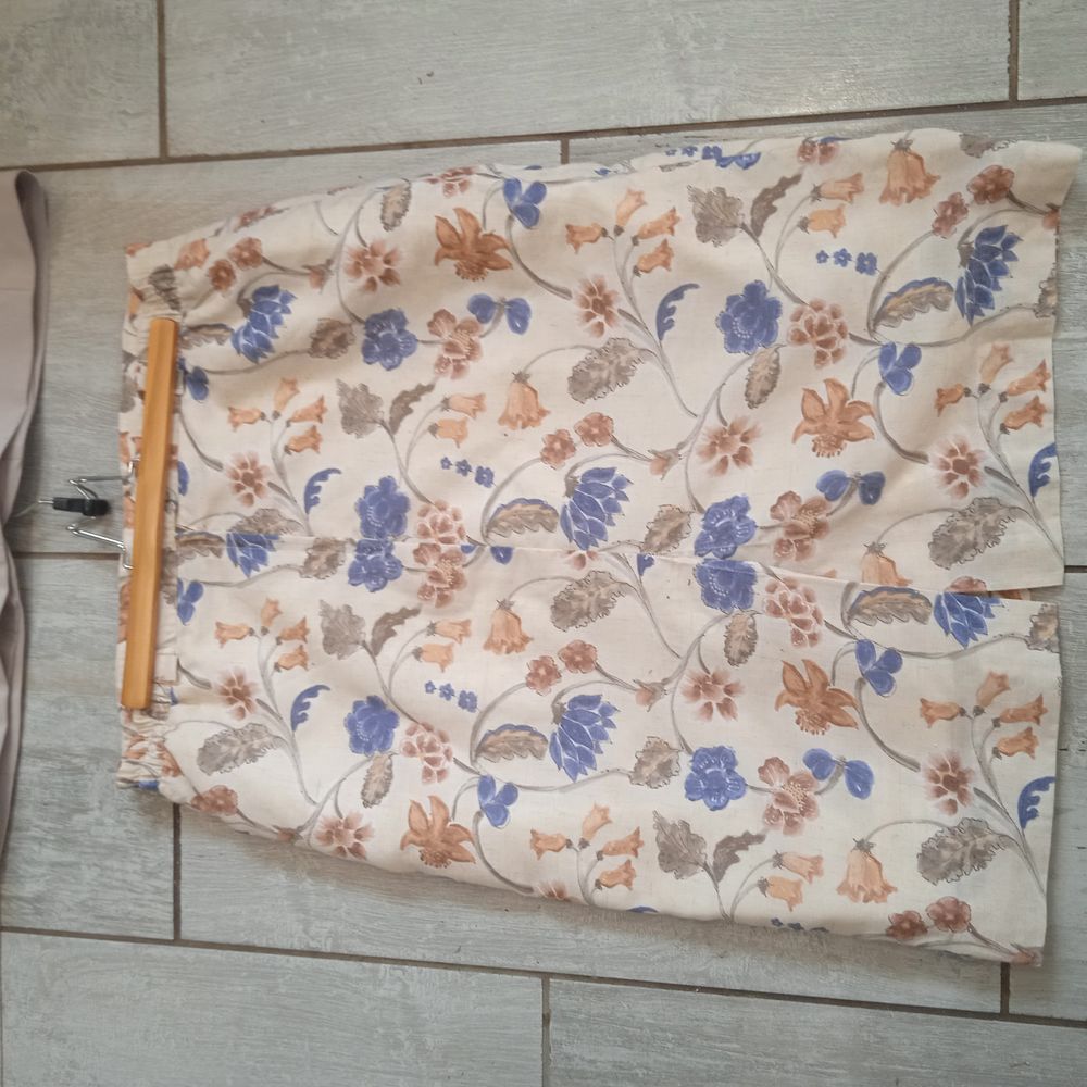 Jupe beige motifs fleurs fermeture eclair sur l'arri&egrave;re tail Vêtements