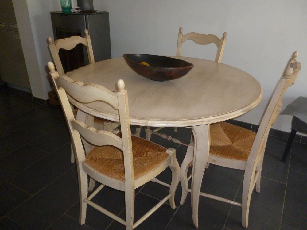 table &agrave; rallonge et quatre chaises Meubles
