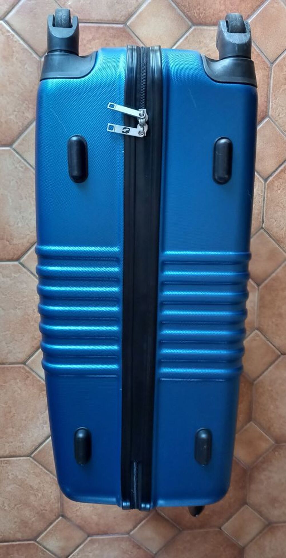 Valise bleue taille L (66x46x28 cm). Maroquinerie