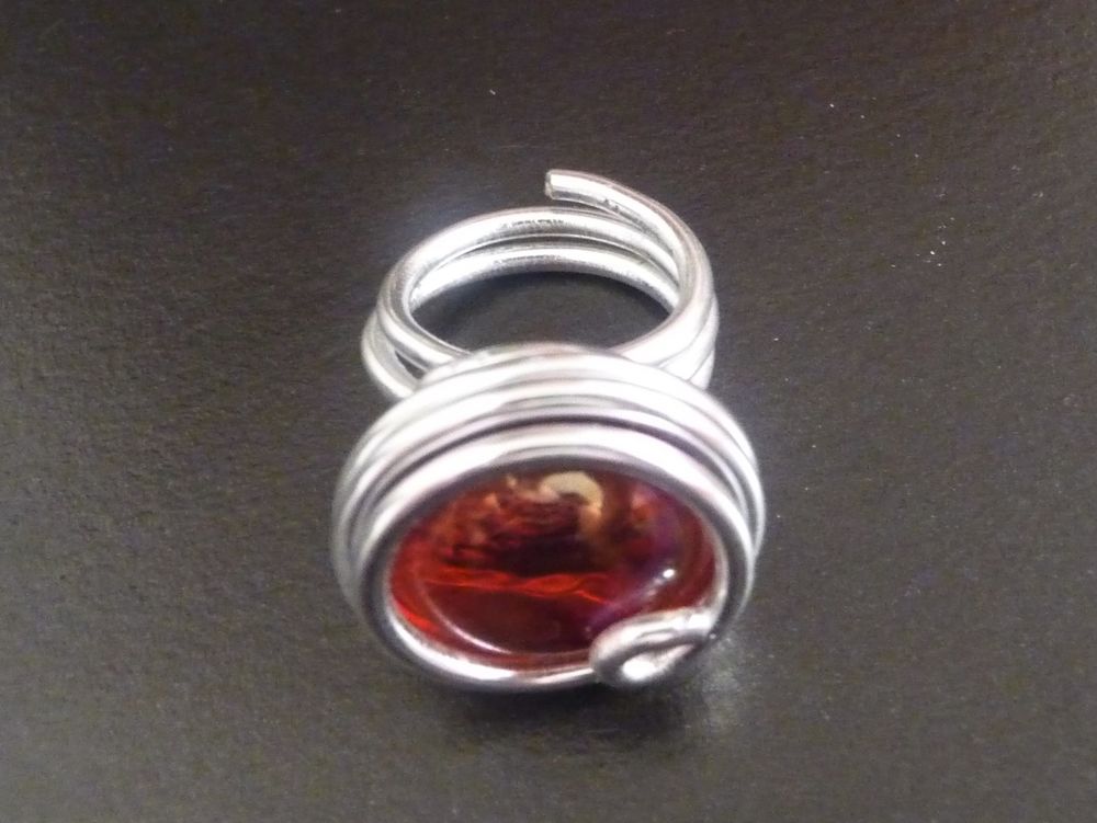 Bague Ronde en M&eacute;tal Argent&eacute; avec sa Bille de Verre Rouge Bijoux et montres
