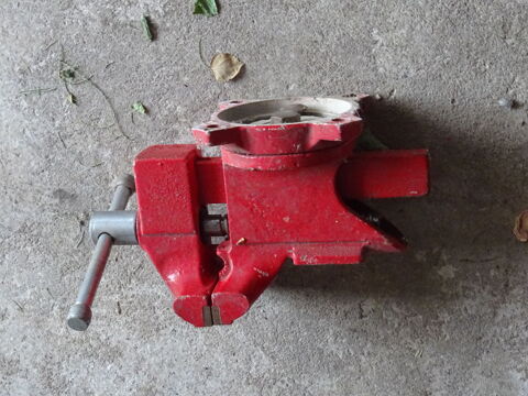 Etau lourd, environ 3 kilogrammes, � fixer. 25 Illkirch-Graffenstaden (67)