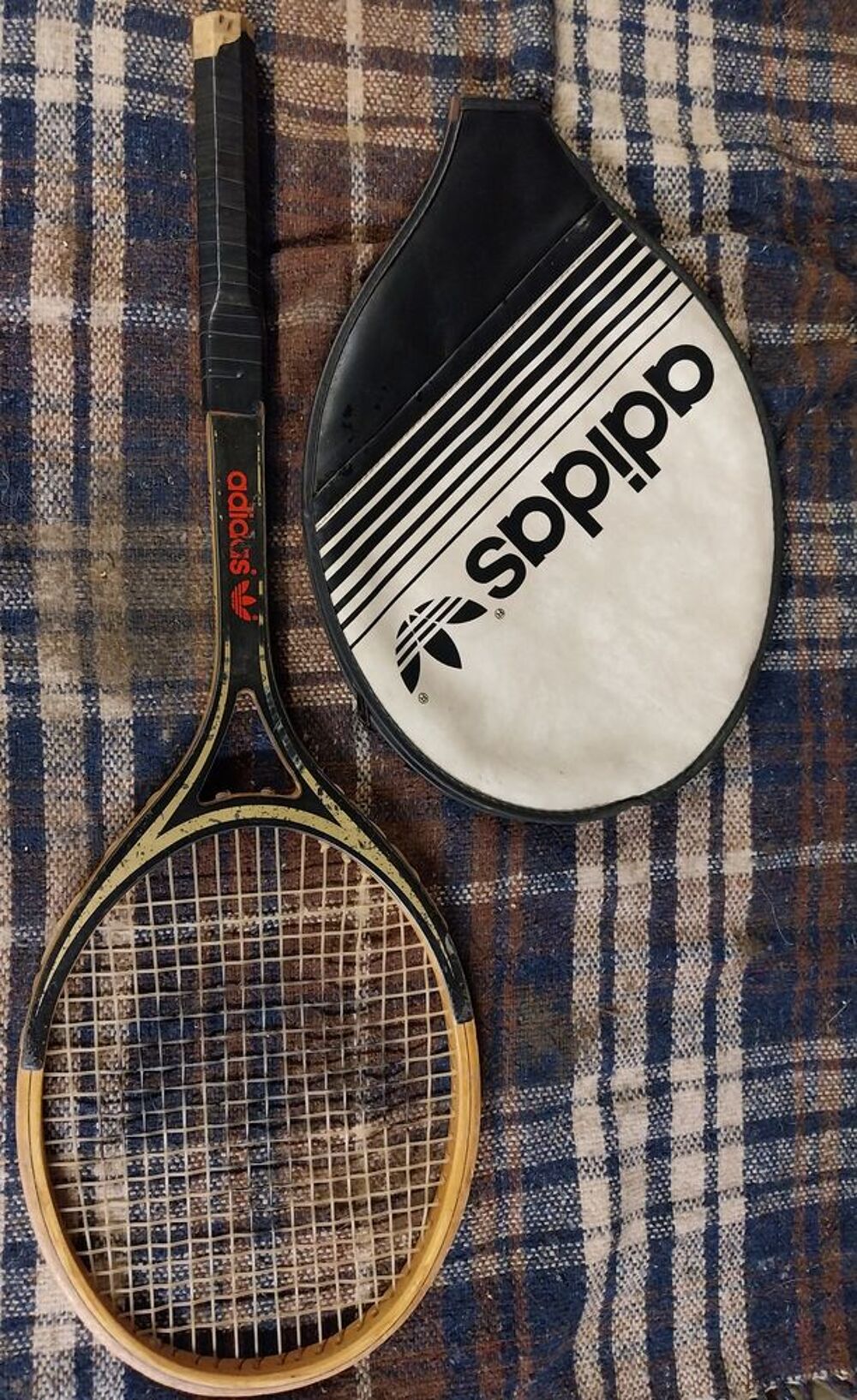 Raquette de tennis Adidas. Sports