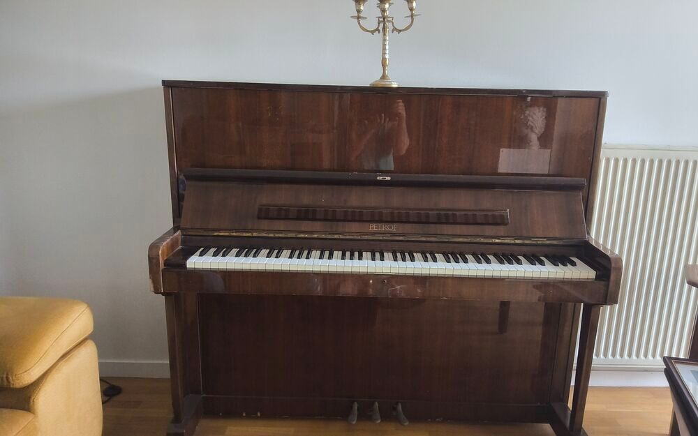 Piano droit PETROF - Fin des ann&eacute;es 1980 - Bon &eacute;tat
Instruments de musique