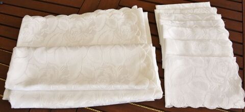 BECQUET. Nappe 2m40 blanche damassée fleurie avec serviettes 20 Gujan-Mestras (33)