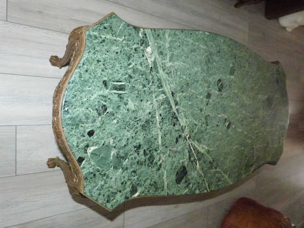 Table basse en marbre. Meubles