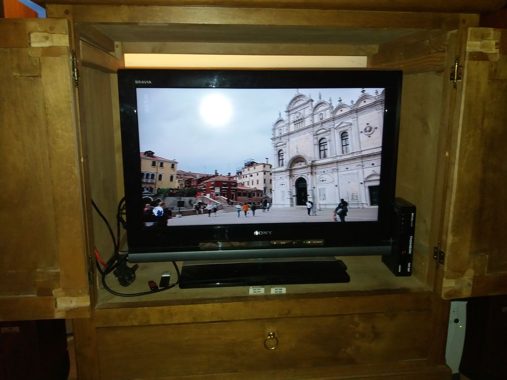 Meuble avec t&eacute;l&eacute;viseur. Photos/Video/TV