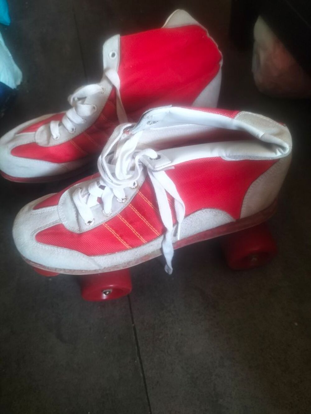 Patin &agrave; roulettes cuir pointure 42 tr&egrave;s bon &eacute;tat Sports