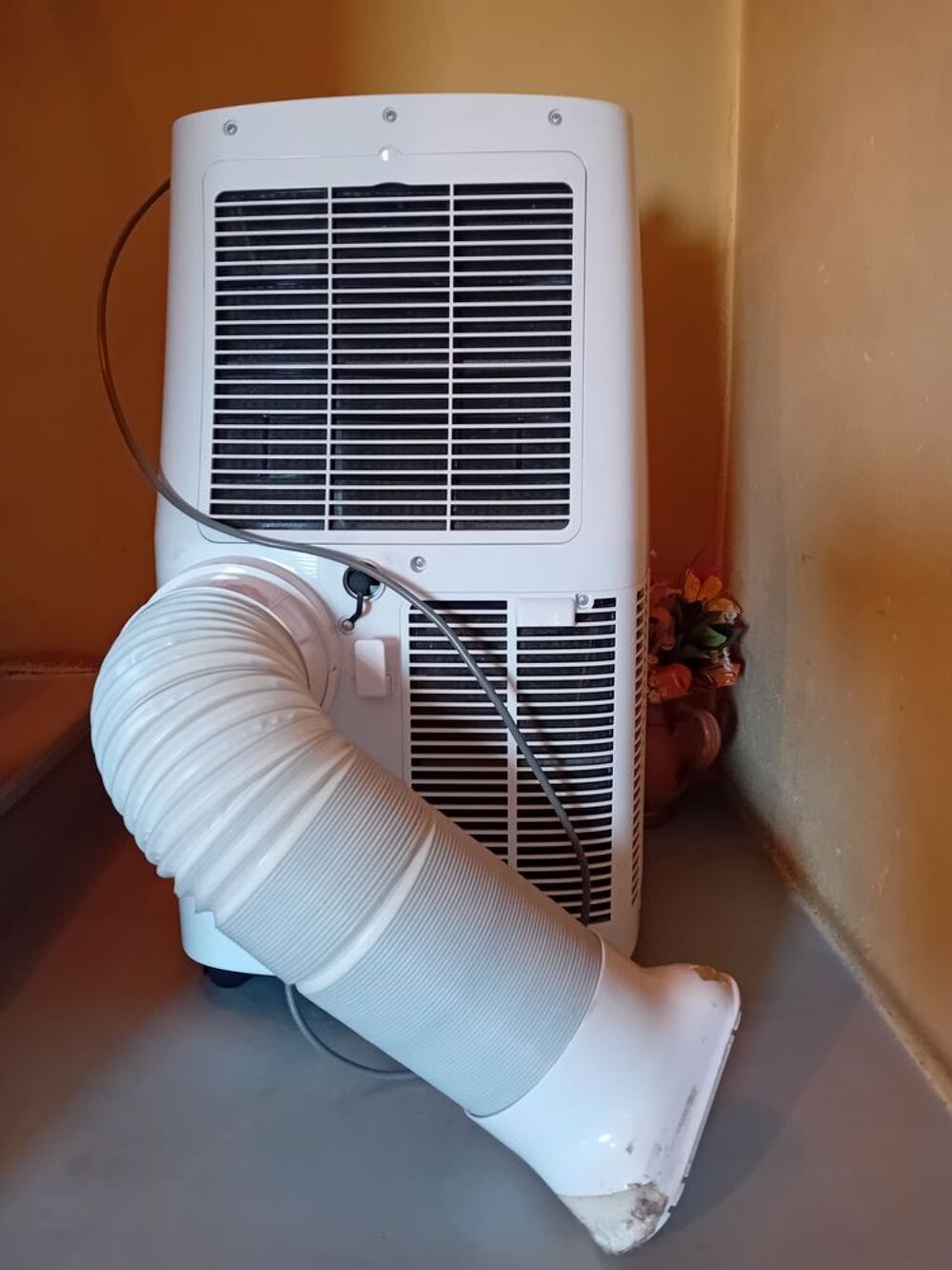 Climatiseur mobile BEKO BEPB12H portatif 64 dB
Electroménager