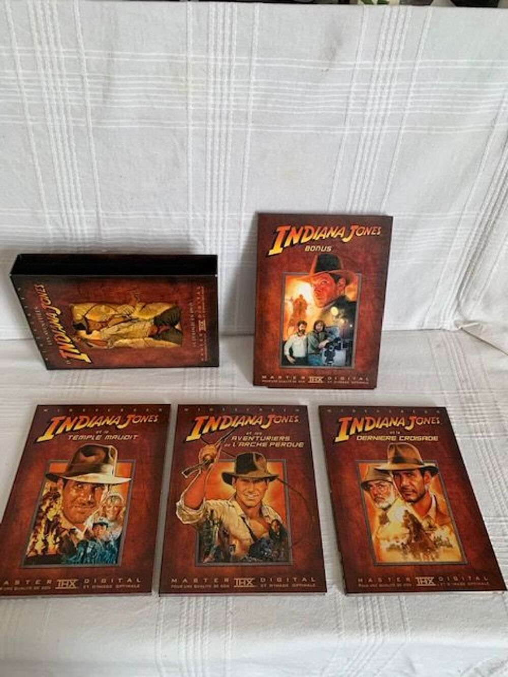 *F03 	
Les Aventures d'Indiana Jones	Trilogie Photos/Video/TV