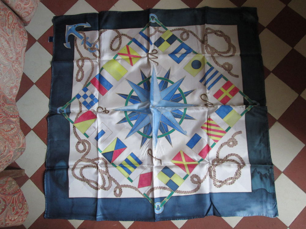 Foulard en soie motifs marine Vêtements