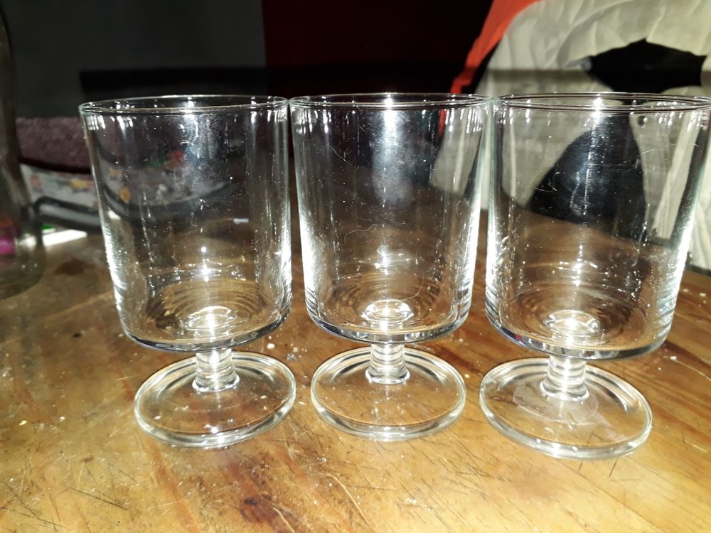 3 verre ap&eacute;ritif en verre bon etat Décoration