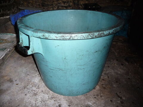 Baquet en plastique. 50 Saint-Quentin-sur-Nohain (58)