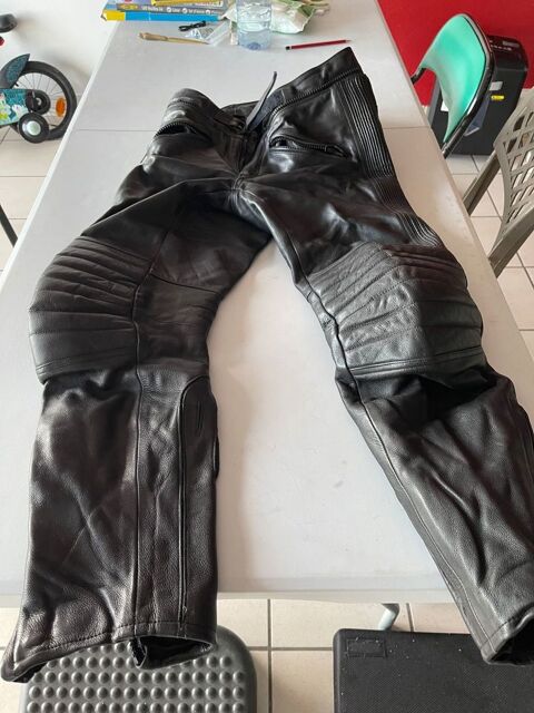 ENSEMBLE BLOUSON ET PANTALON MOTO CUIR POUR HOMME TAILLE 42 200 Balbins (38)