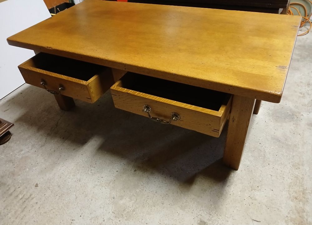 Table basse en ch&ecirc;ne. Meubles