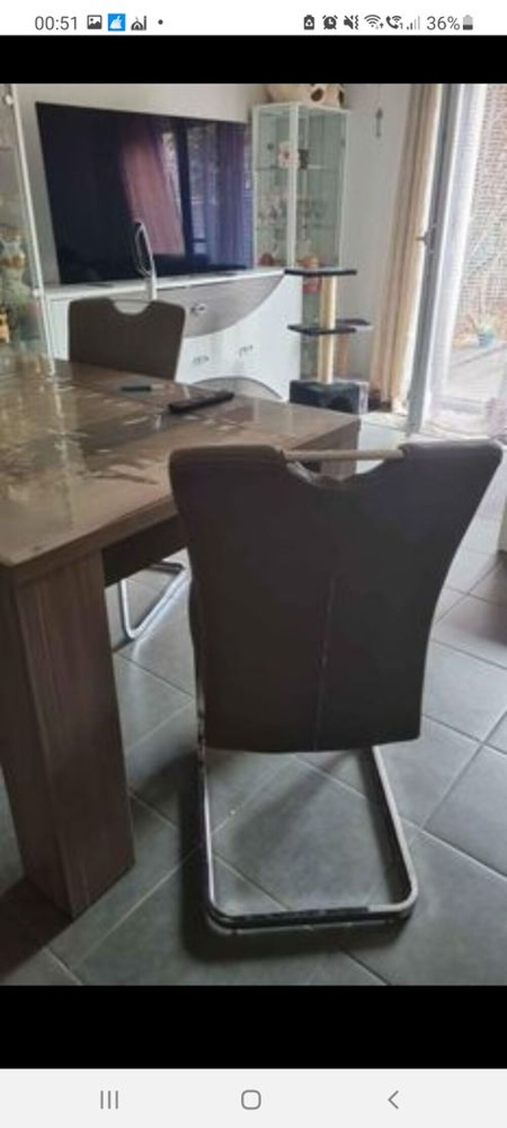 un lot de 6 chaises pour 60&amp;euro;. Quelques chaises sont griff&eacute;s par le chat. Mais les chaises sont de tr&egrave;s bonnes qualit&eacute;. Payer 120&amp;euro; la chaise a conforama Meubles