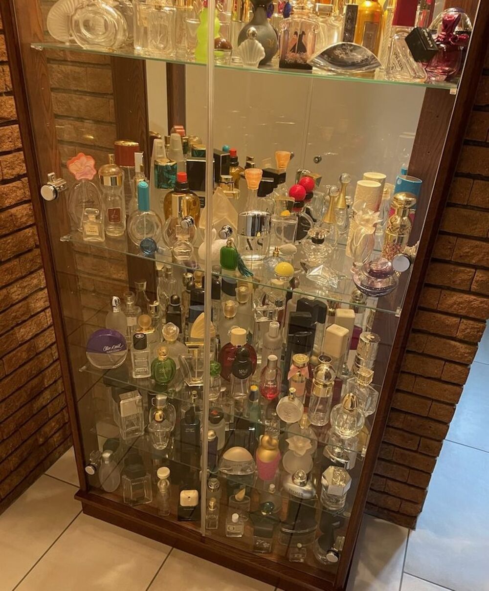 Collection de plus de 500 flacons de parfums vides 