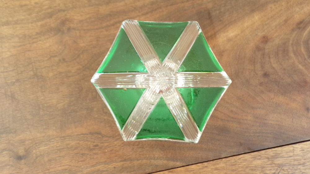 Bougeoir vintage &agrave; pied en verre taill&eacute; cisel&eacute;
Décoration