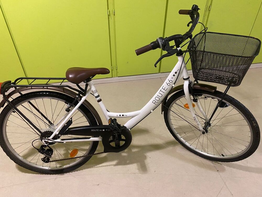 V&eacute;lo Urbain Blanc &quot;Route 66&quot; avec Panier Vlos