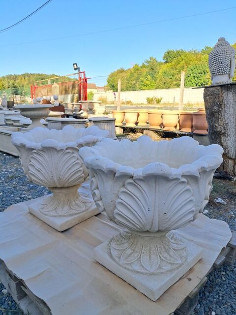 Vase, Pot en pierre reconstituée 129 Château-l'Évêque (24)