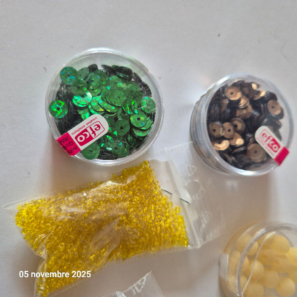 Lot de perles en verre et de sequins de couleurs diff&eacute;rentes Jeux / jouets