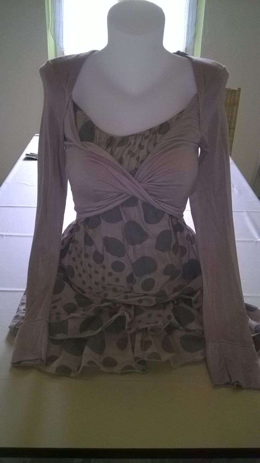 Robe Couleur taupe 
Marque Cache Cache 
Taille S/36 
E
Vêtements