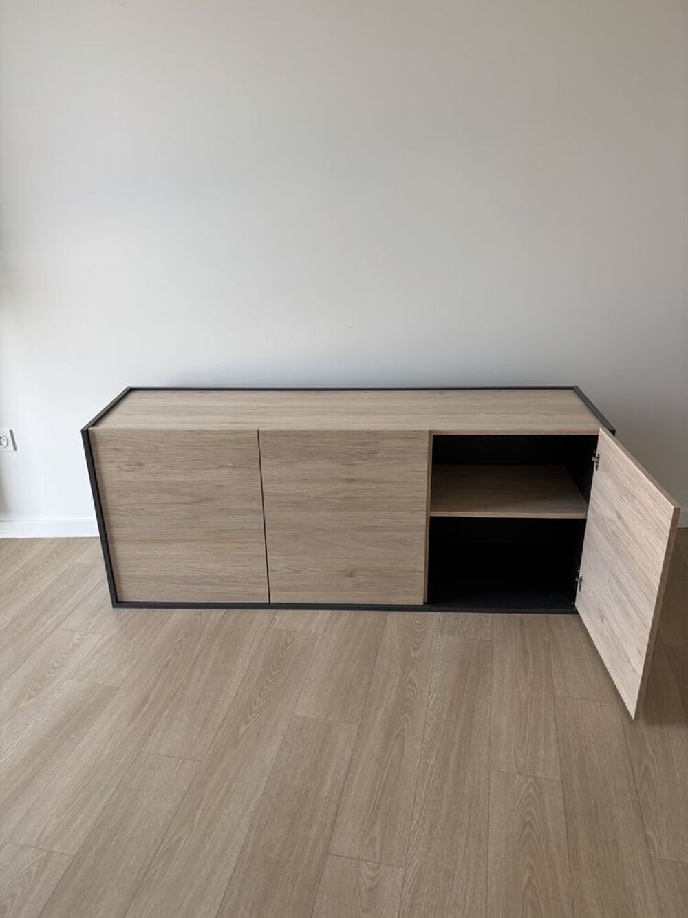 BUFFET BAS 3 PORTES AVEC PIEDS Meubles