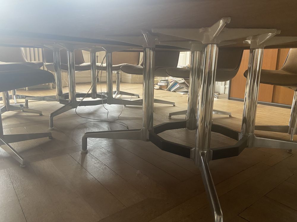 Grande table de r&eacute;union ovale + lot de 16 chaises Meubles