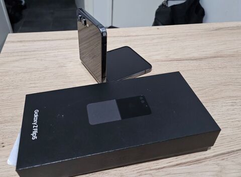 Samsung ZFLIP 5 512giga quasi neuf 600 Oullins (69)