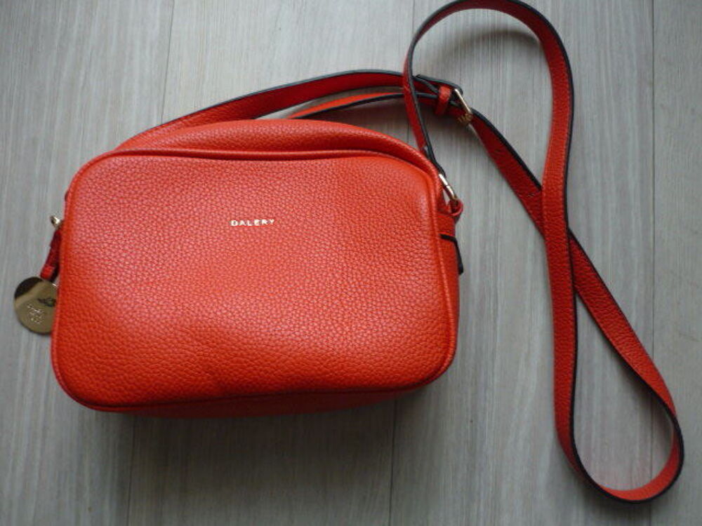 sac en cuir synthetique de couleur orange . Maroquinerie
