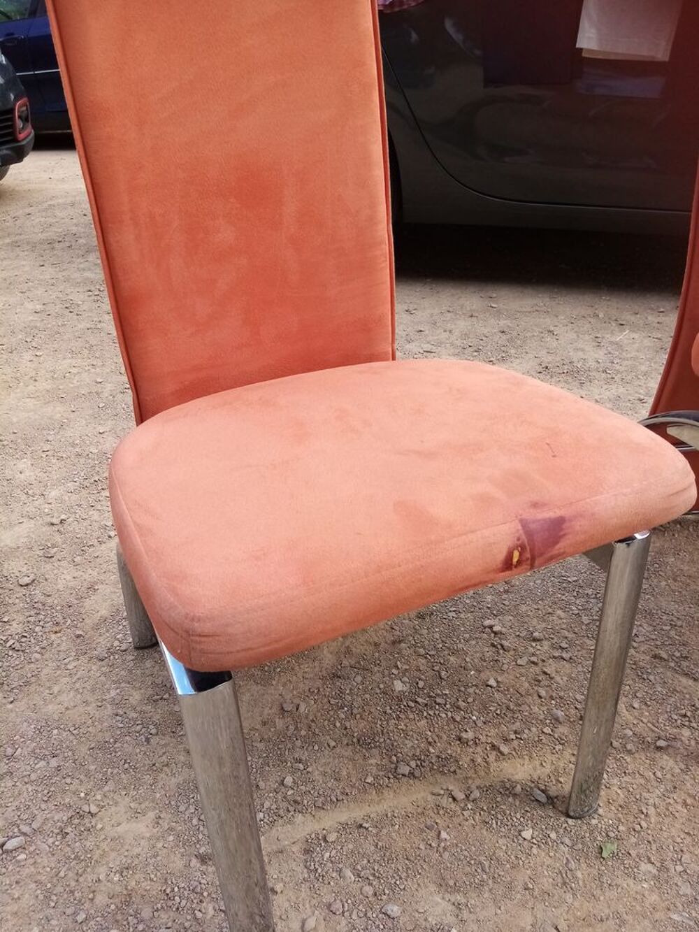 Je 4 chaises en alcantara et ossature m&eacute;talique, Meubles