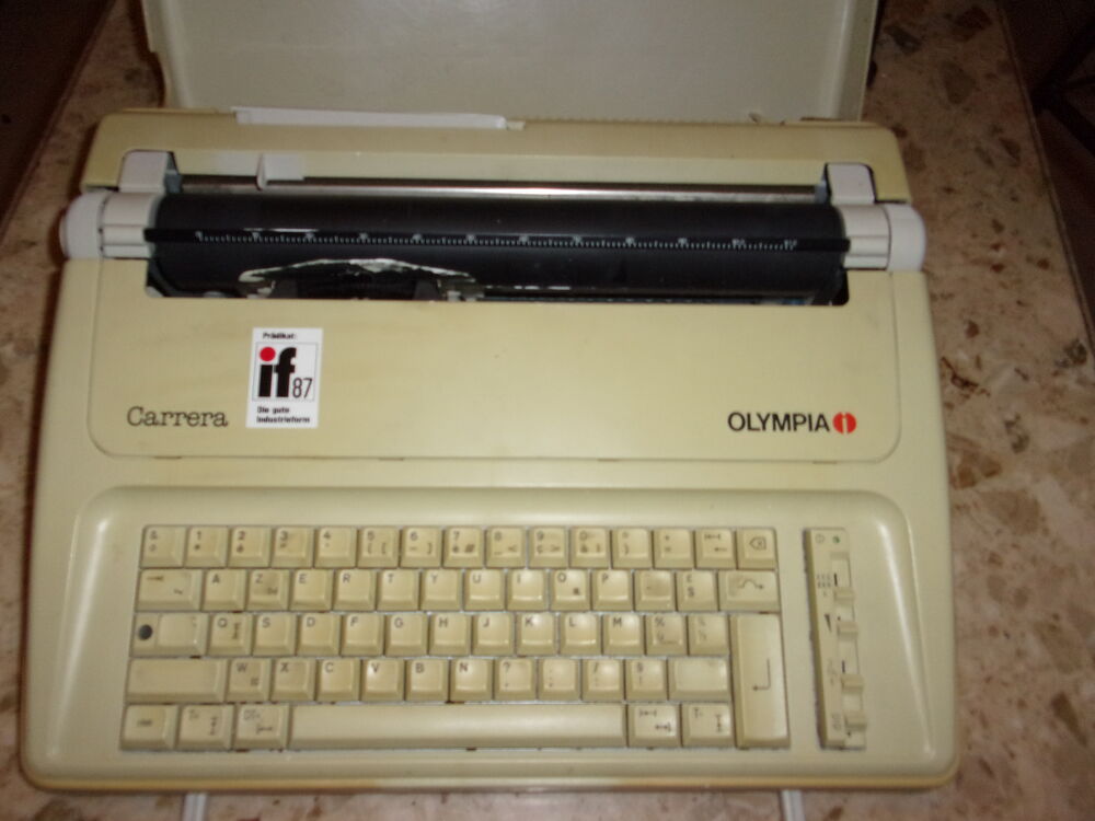 Machine &agrave; &eacute;crire Olympia Carrera &agrave; Cassette de 1987 