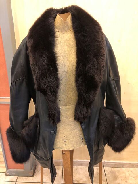 Veste longue en cuir et fourrure
Col et manche en renard 200 Herblay (95)