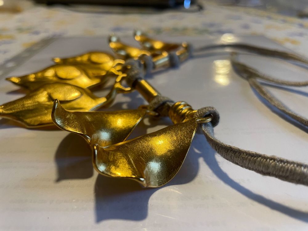 Collier souple feuilles dor&eacute;es sur lacet beige ANTIGONA Bijoux et montres
