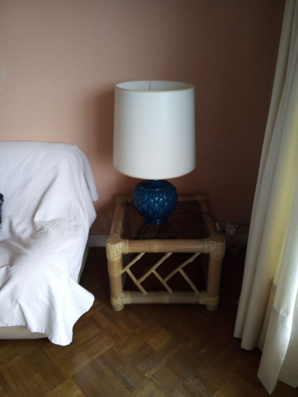 Deux tables basses en bambou dessus verre : Meubles