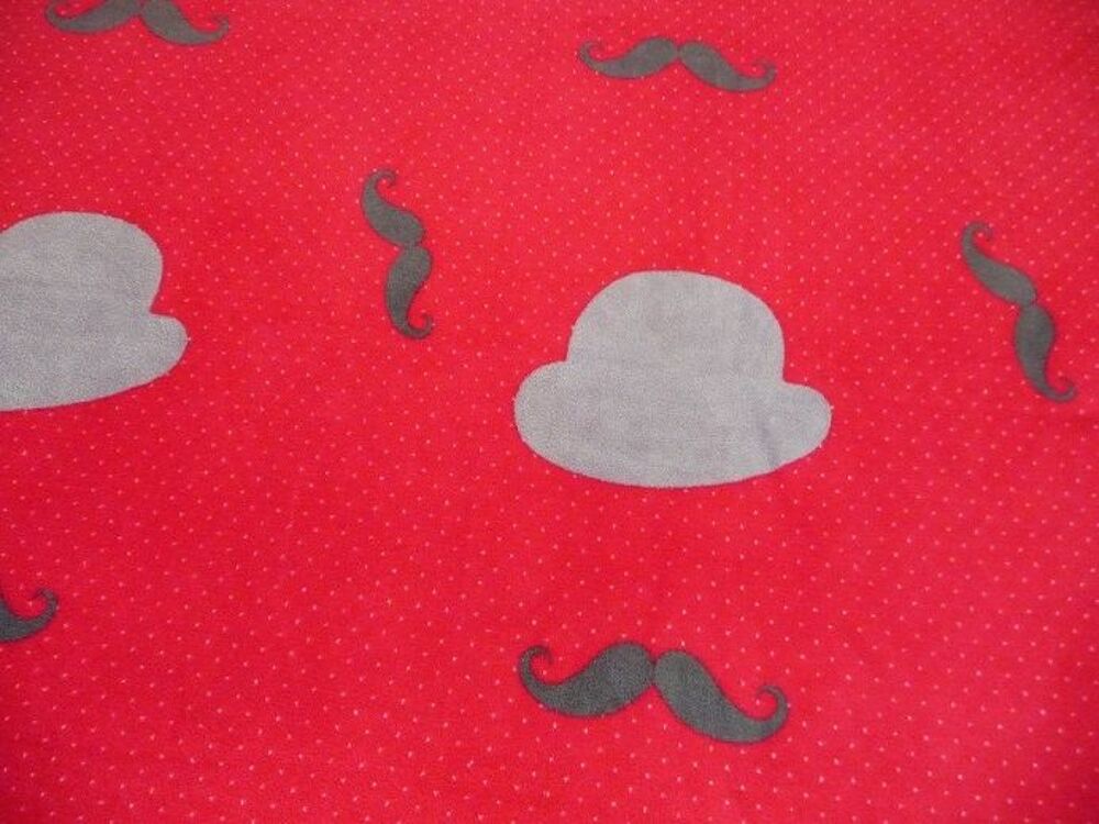 Couverture Plaid rouge rose motifs chapeaux &amp; moustaches Dcoration
