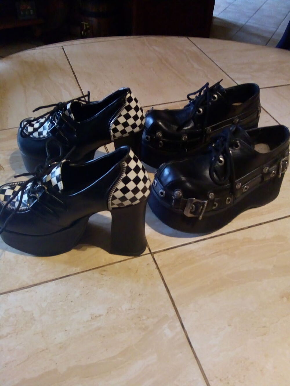 deux paires de chaussures gothiques Chaussures
