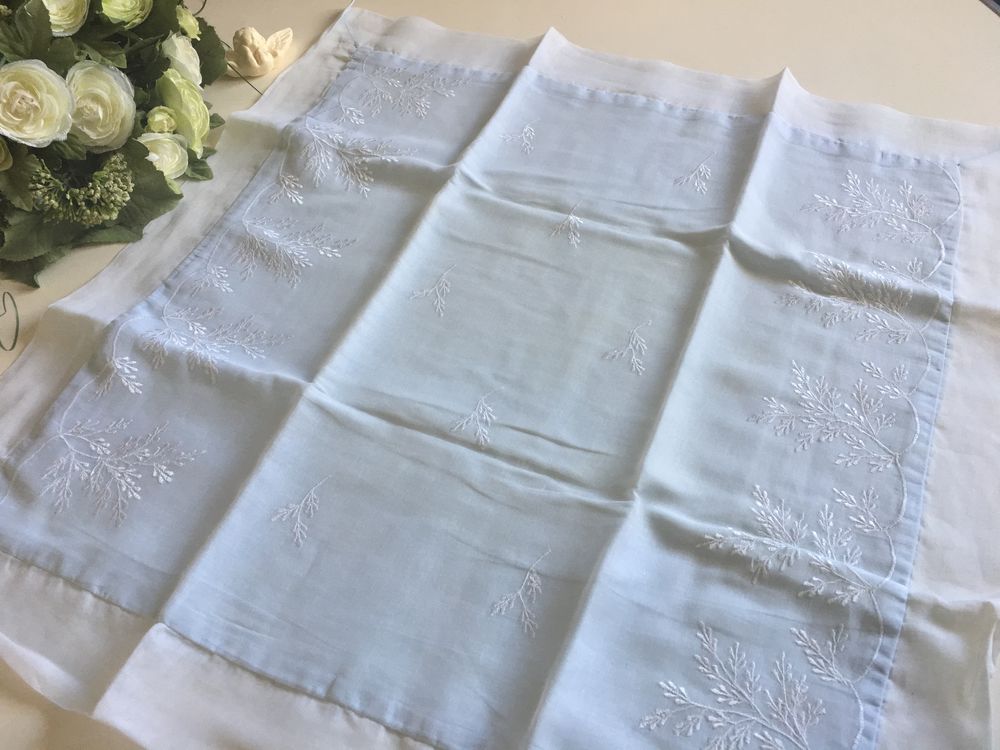 HOUSSE de COUSSIN bleue ciel et broderie blanche Décoration