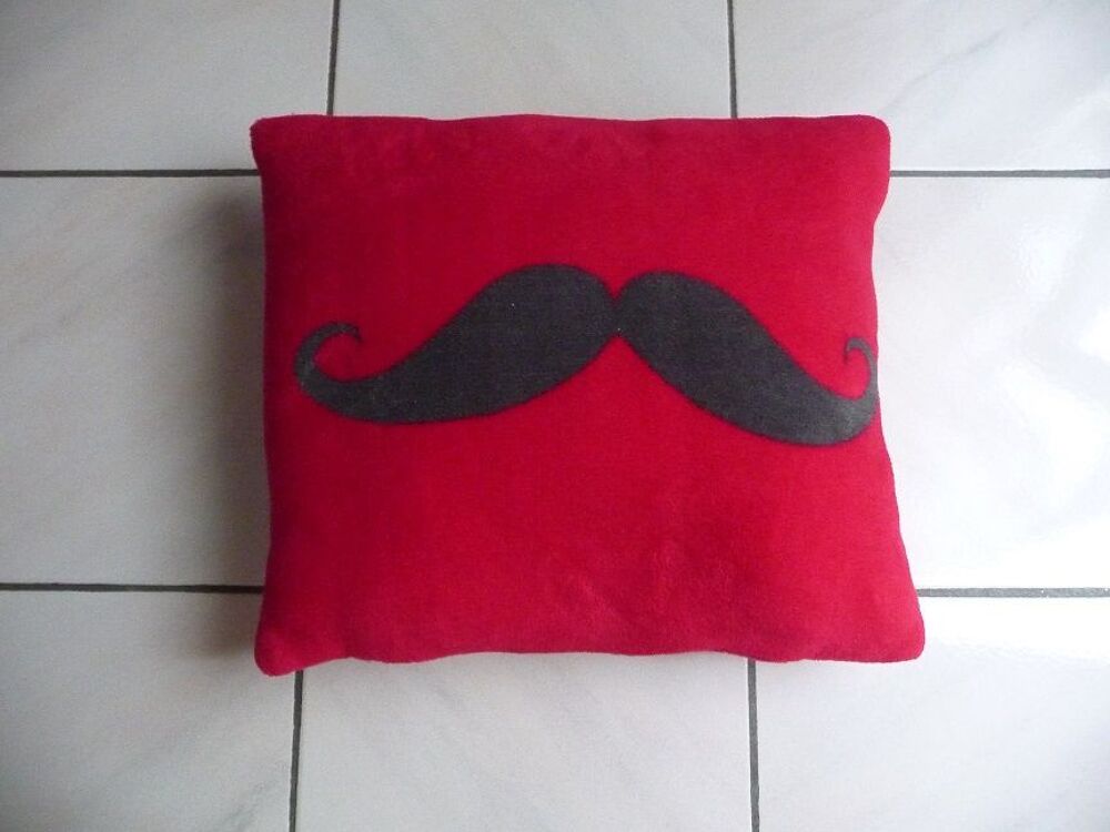 Coussin velours rose motif moustache - NEUF Décoration