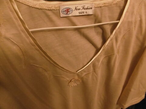 Tea shirt neuf avec col V satin 10 Villars-les-Dombes (01)