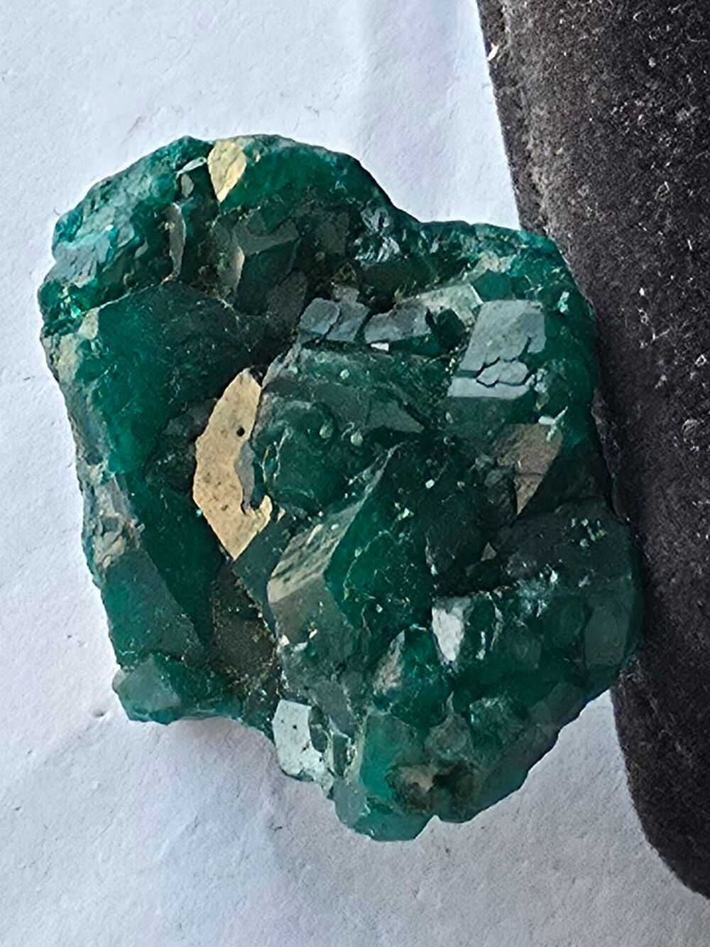 V&eacute;ritable Dioptase Verte sur gangue-Sp&eacute;cimen de 15g du Congo 