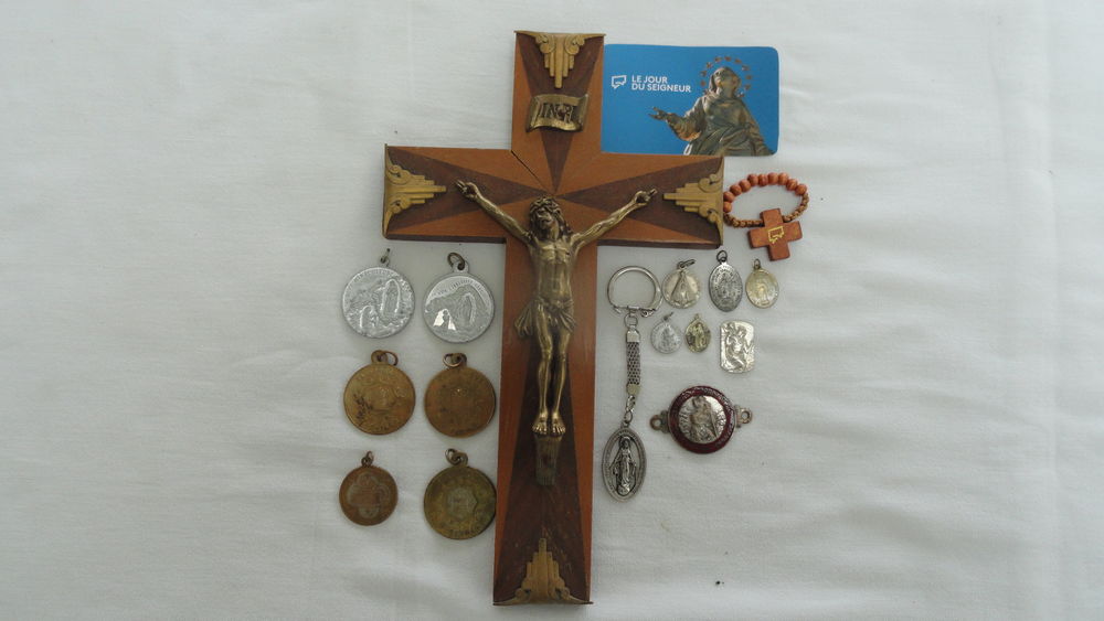 Crucifix , porte cl&eacute; , m&eacute;daillons , &eacute;cussons , St Christophe Décoration
