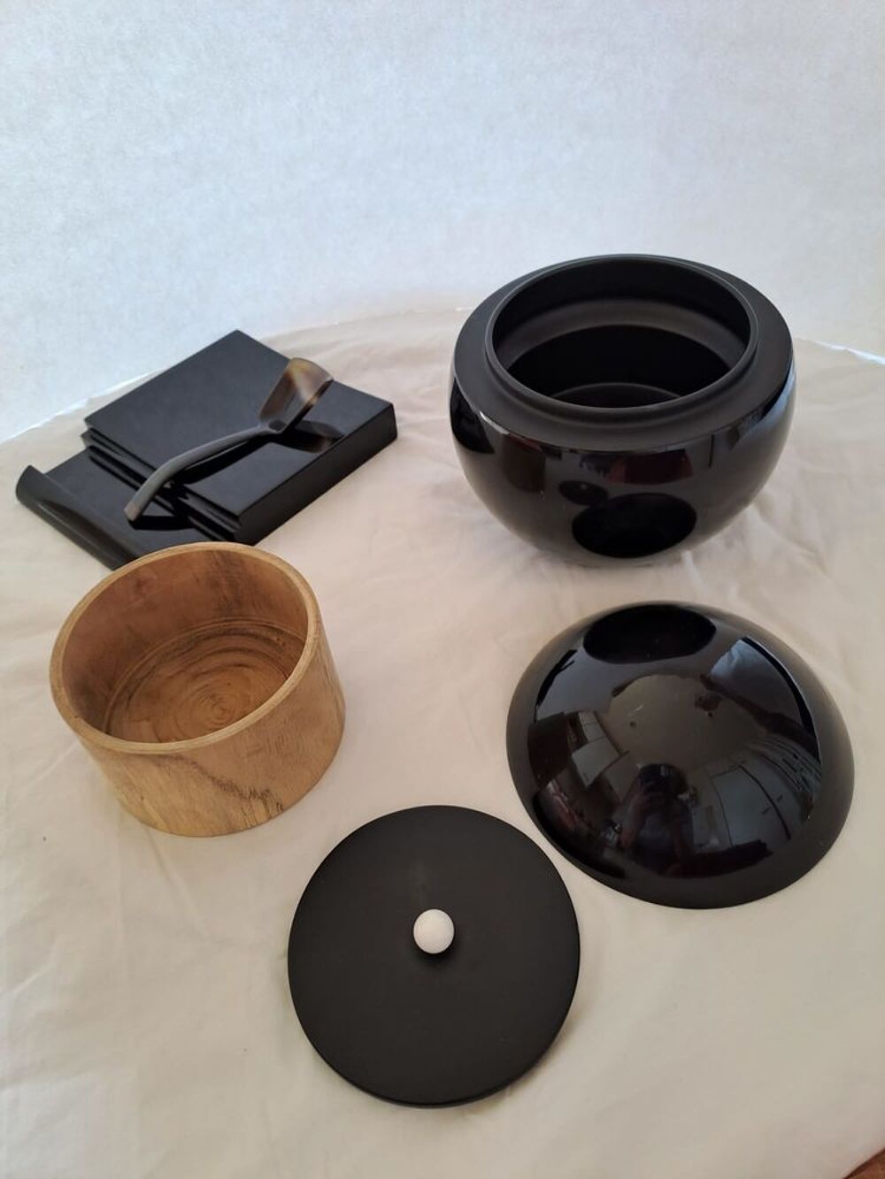 Sph&egrave;re &agrave; caviar en bois laqu&eacute; noir Cuisine