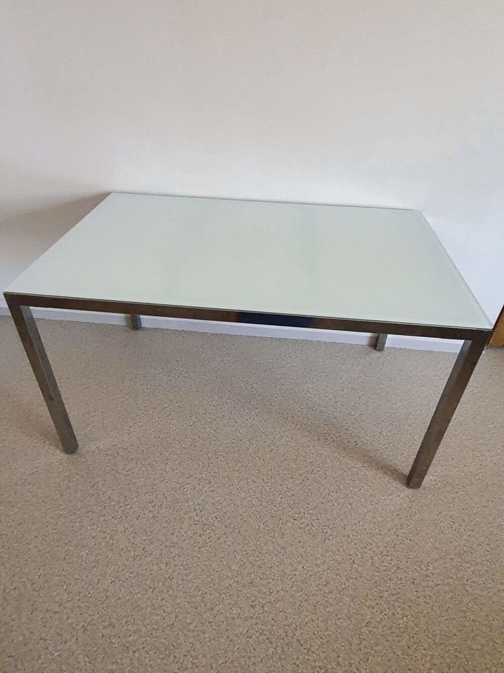 Table avec trois chaises r&eacute;glable Meubles