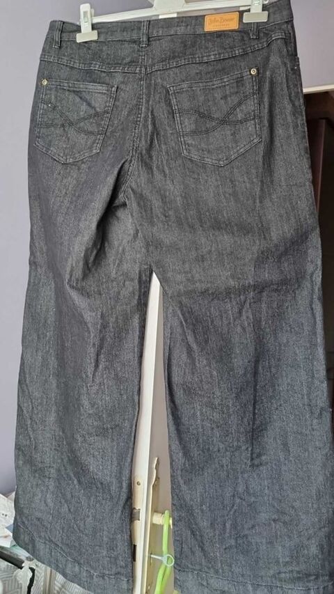 Jean femme neuf. T48. noir et large 18 Oullins (69)