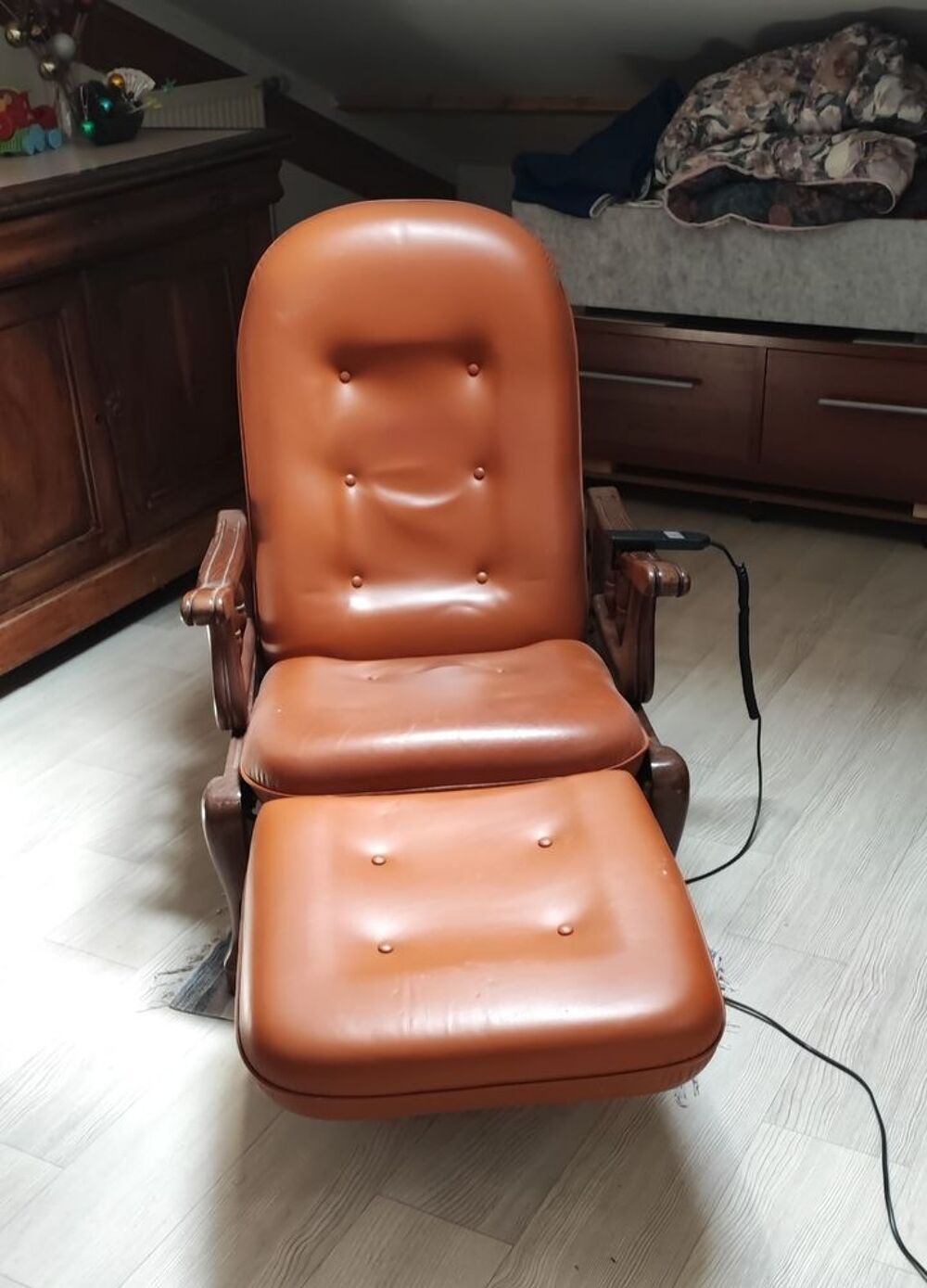 Fauteuil relax &eacute;lectrique en cuir et bois avec repose pieds Meubles