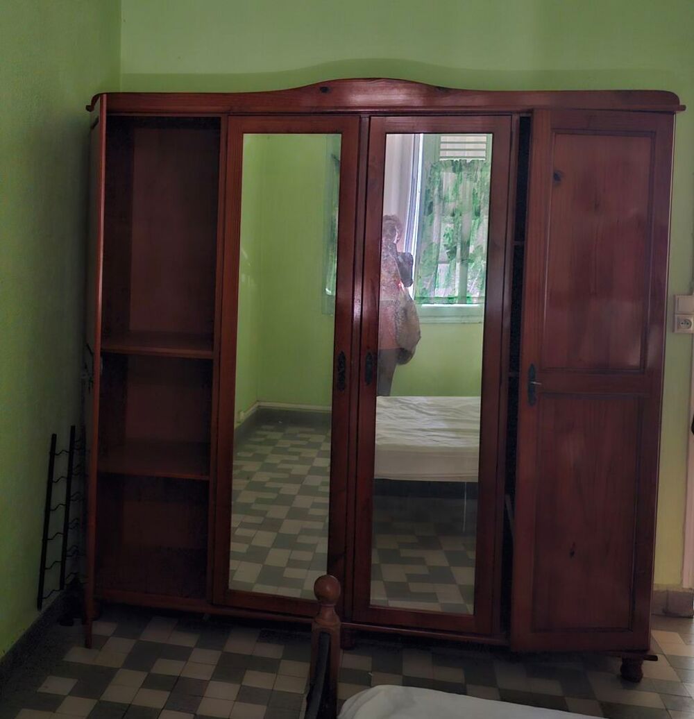 de lits , armoires .mobilier ancien Meubles