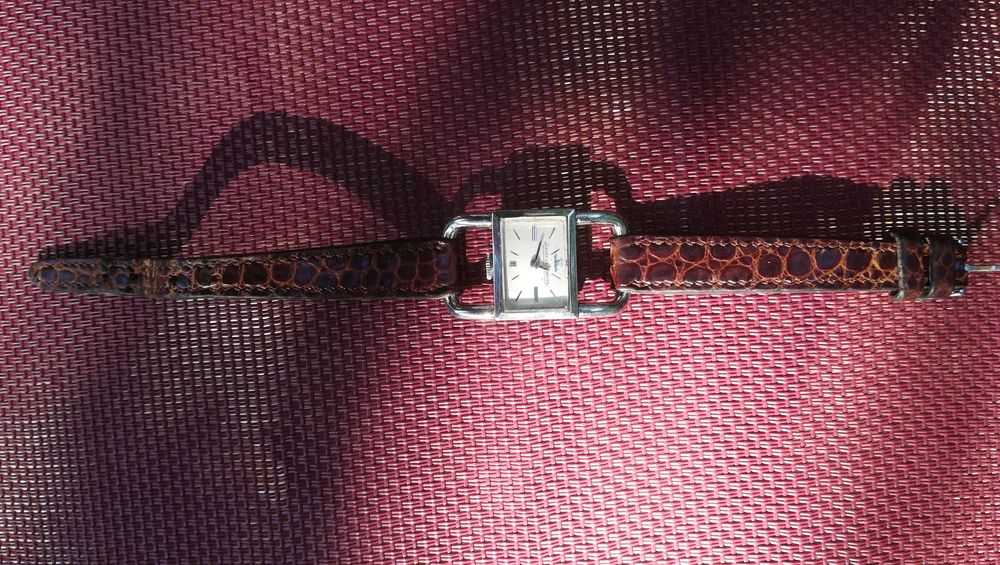 Montre femme &eacute;poque ann&eacute;e 30. Bo&icirc;tier acier fa&ccedil;on chanel. Bijoux et montres
