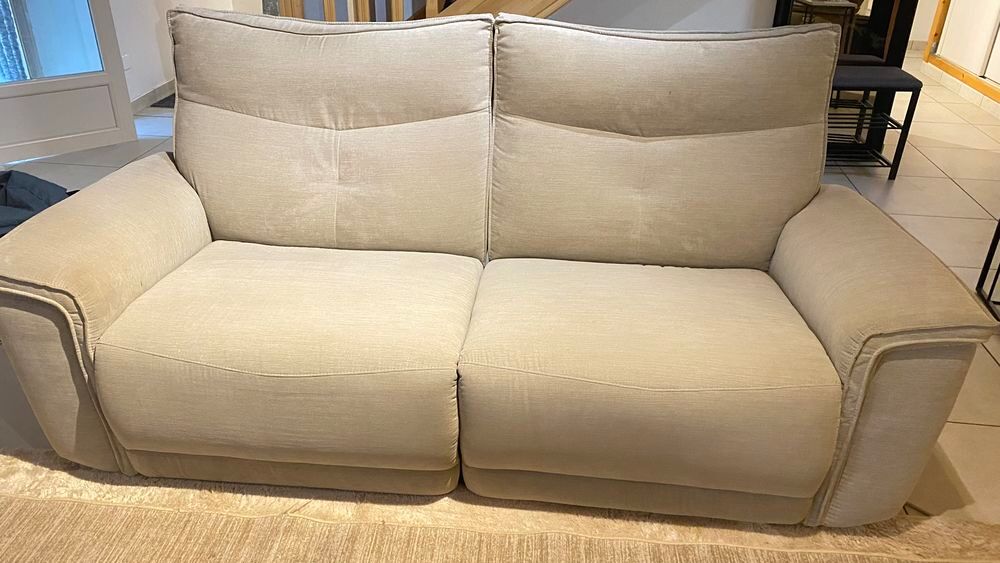 1 canap&eacute; tissu &eacute;lectrique 2 places et un fauteuil gris cuir Meubles